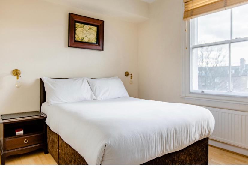 Ліжко або ліжка в номері Beresford Road London Rooms