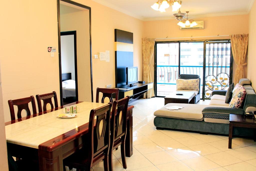 KK Vacation Apartments-Marina Court - STAY AND GET CASH REBATE - Three Bedroom Apartment With Pool View