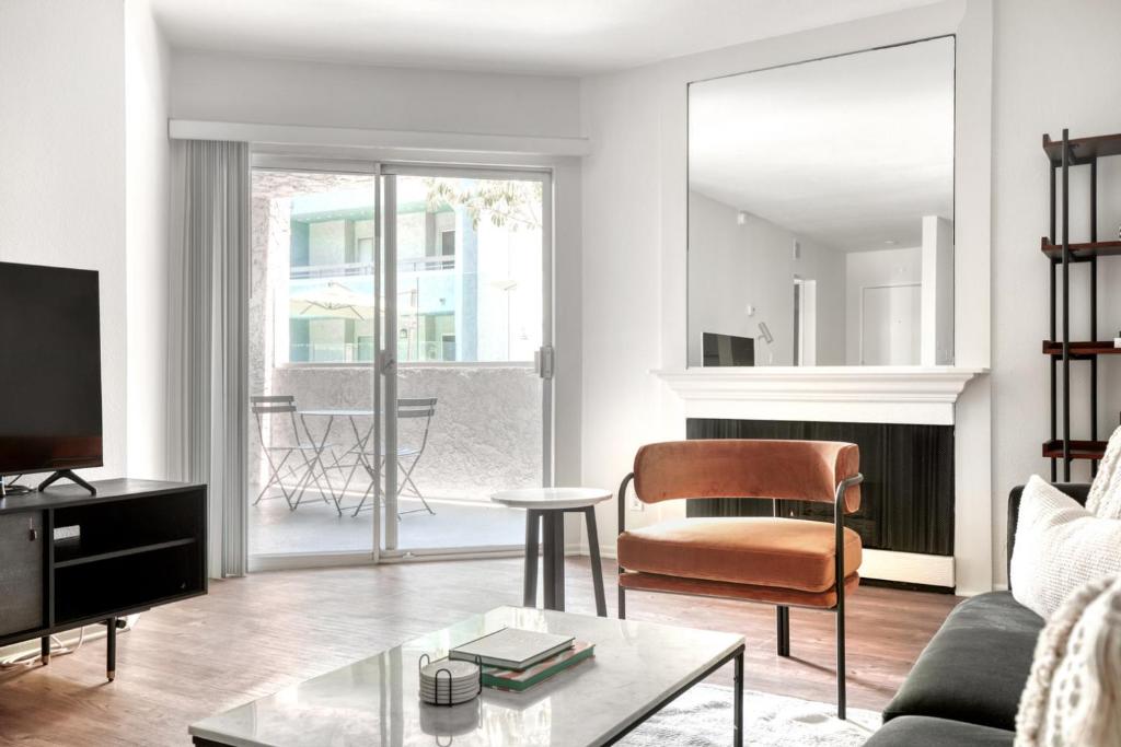 Μια τηλεόραση ή/και κέντρο ψυχαγωγίας στο Pasadena 1BR w Gym Pool nr Colorado Ave LAX-860