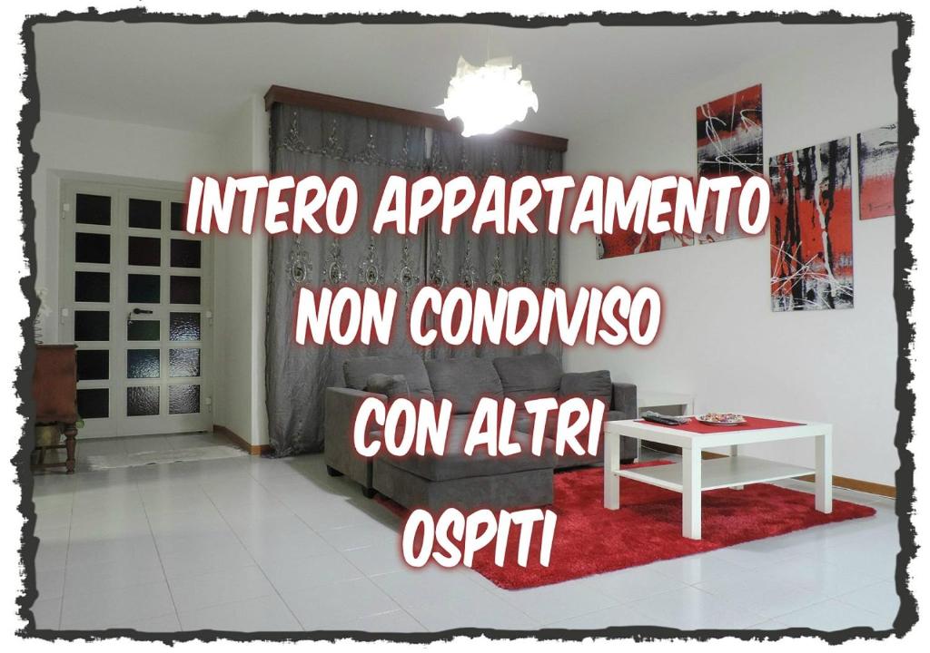 een woonkamer met een bank en een tafel bij Casa Claudia Appartamento non condiviso in Montecassiano