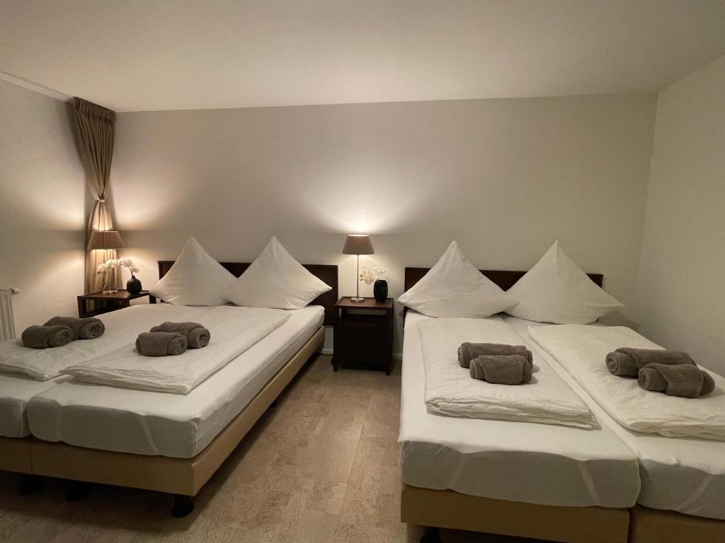 Postel nebo postele na pokoji v ubytování Wunderschöne Wohnung am See mit Sauna & Whirlpool