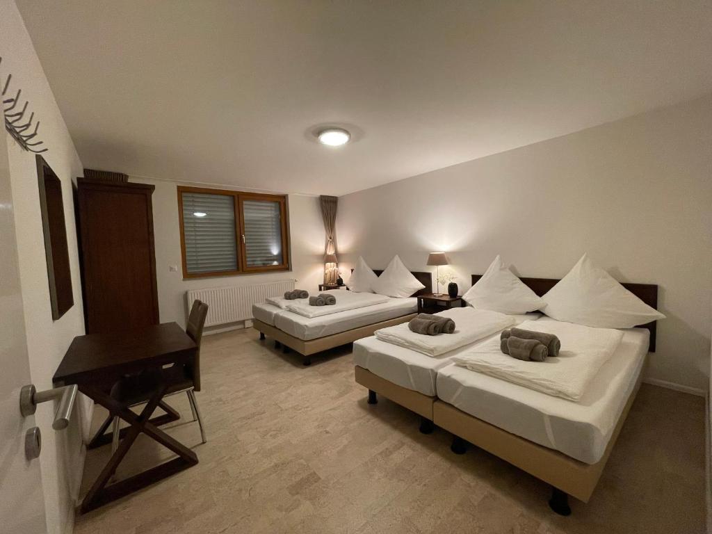 Postel nebo postele na pokoji v ubytování Wunderschöne Wohnung am See mit Sauna & Whirlpool