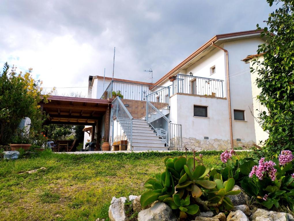 zewnętrzny widok na dom ze schodami i kwiatami w obiekcie B&B Sud e Magia w mieście San Pietro Infine