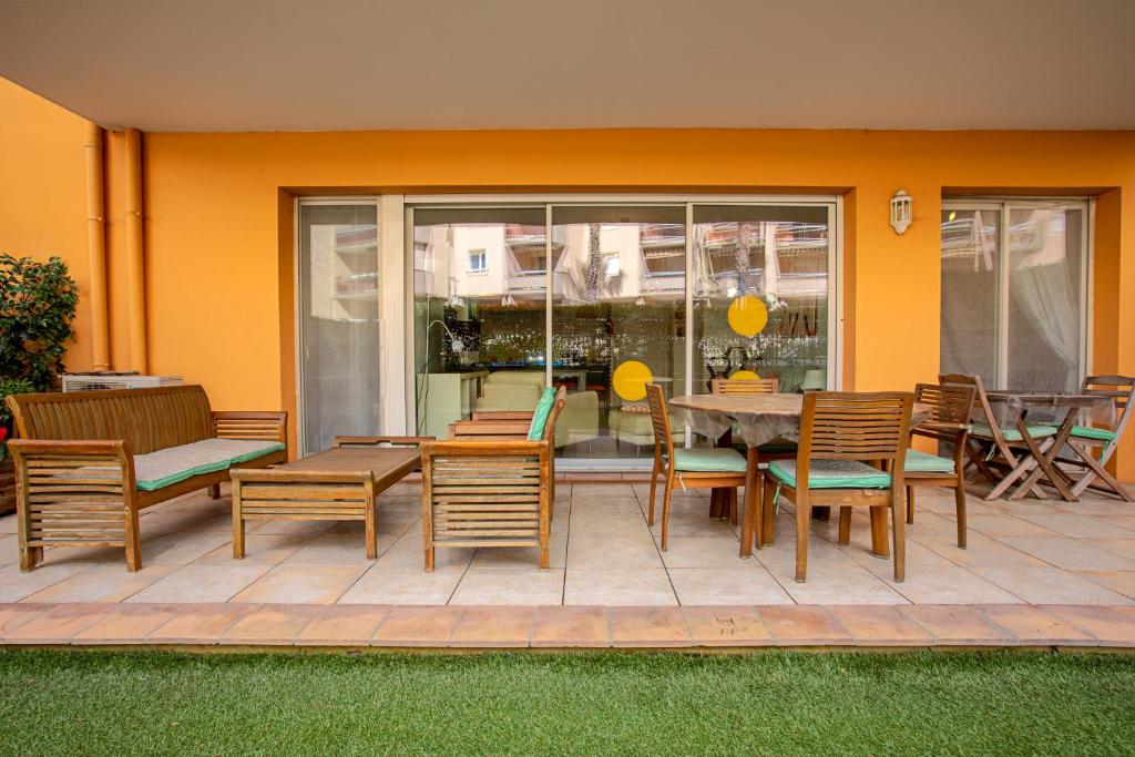 Patio alebo iná vonkajšia časť ubytovania Appartement centre ville Cavalaire