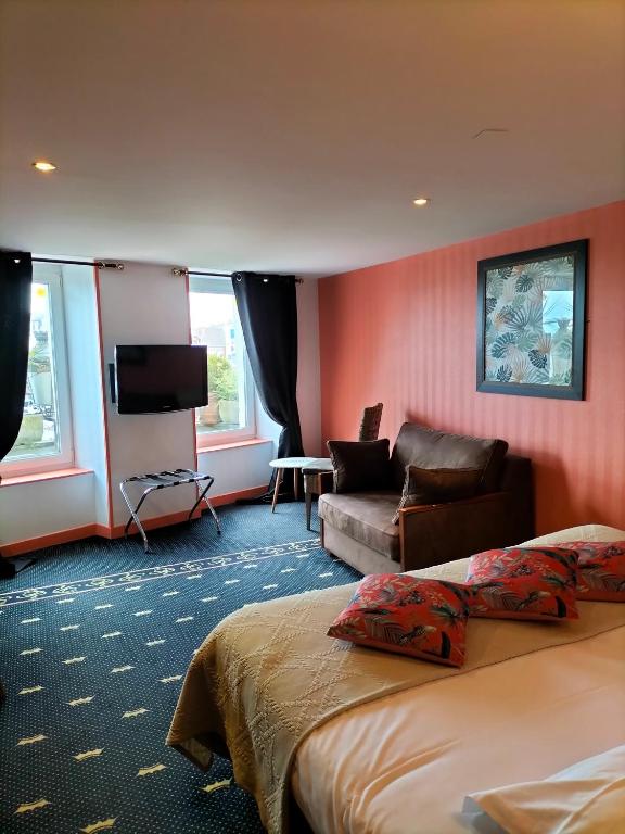 TV a/nebo společenská místnost v ubytování Logis HOTEL RESTAURANT La Régence