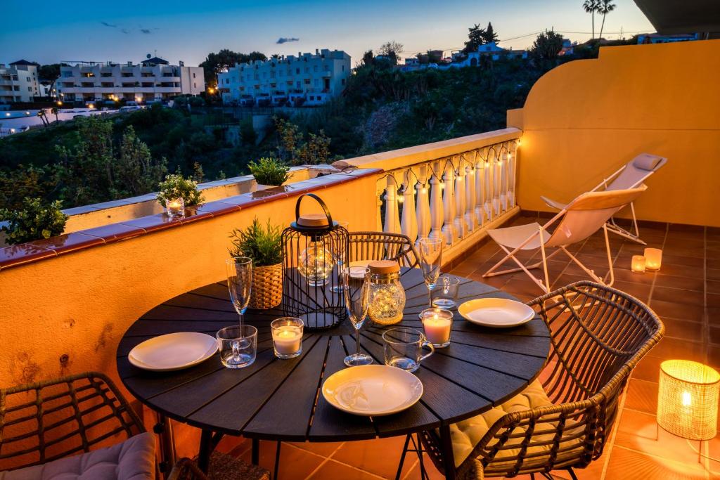 una mesa en un balcón con vistas a la ciudad en Don Juan apartment with pool in Carvajal Ref 98, en Fuengirola