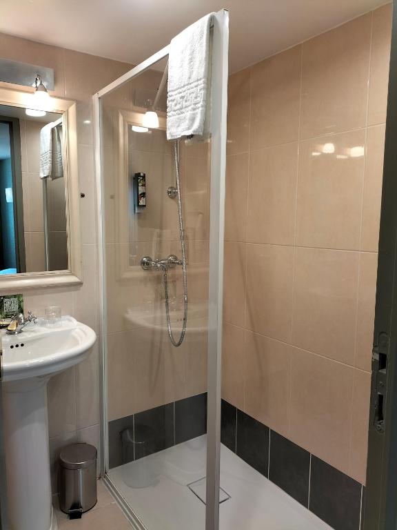 Koupelna v ubytování Logis HOTEL RESTAURANT La Régence