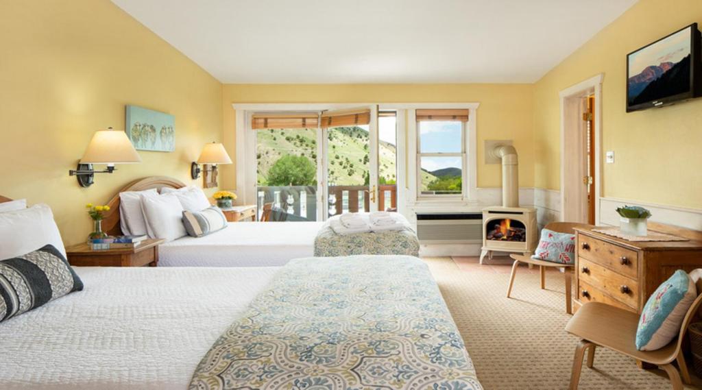 ein Hotelzimmer mit einem Bett und einem Kamin in der Unterkunft The Alpine House in Jackson