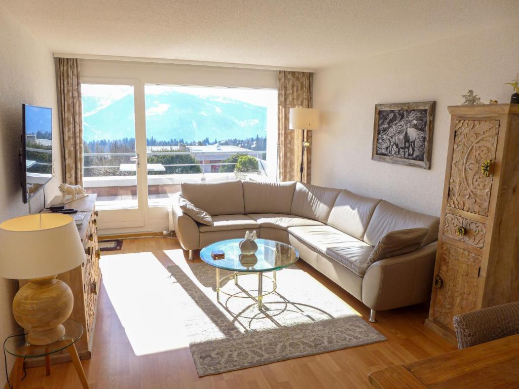 uma sala de estar com um sofá e uma mesa em Apartment Jeanne d'Arc-5 by Interhome em Crans-Montana