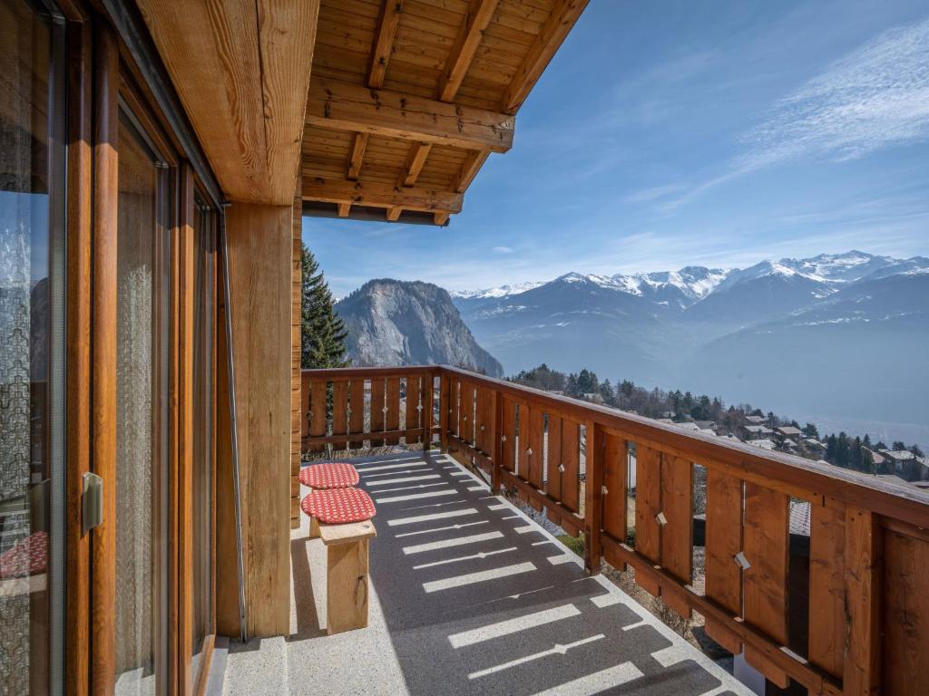 een balkon met uitzicht op de bergen bij Apartment Plein Soleil A 10 by Interhome in Ovronnaz