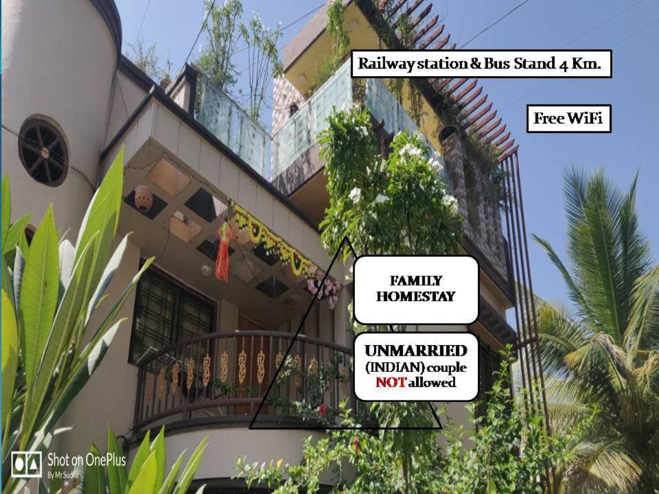 un edificio con letreros en el costado en Welcome to your calm and quiet place with pleasure, en Aurangabad