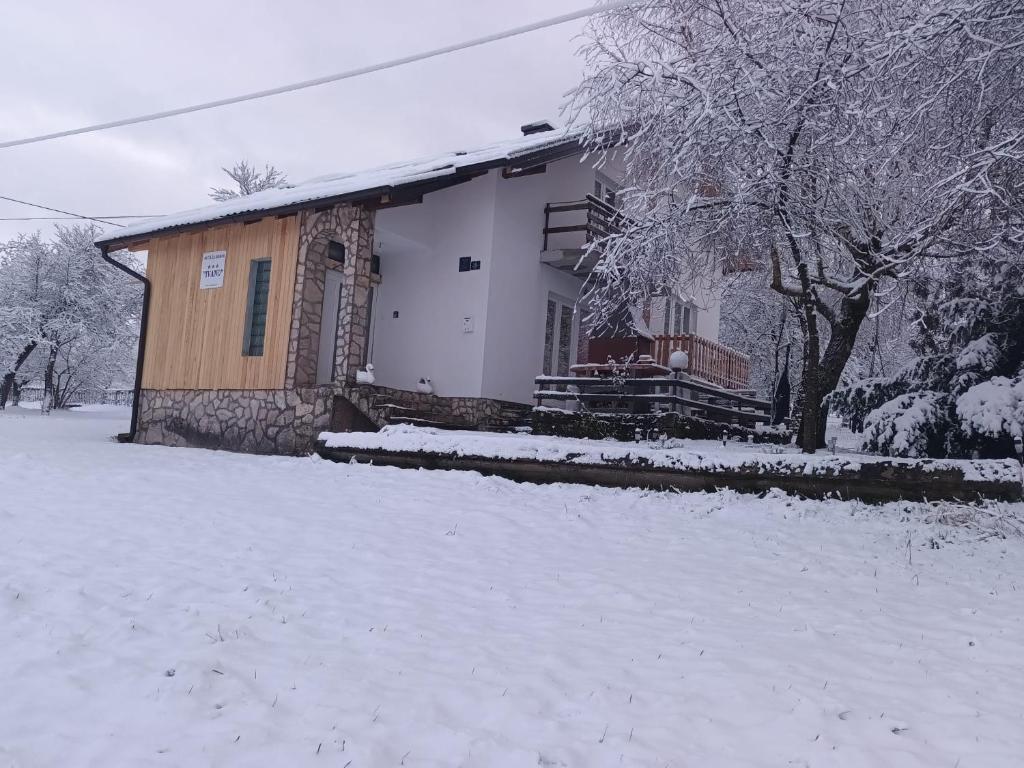 une maison avec de la neige devant elle dans l'établissement Holiday home Ivano, à Korenica