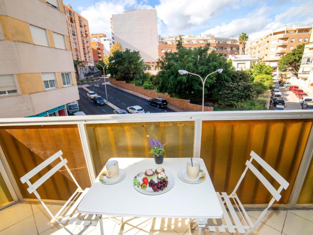 una mesa blanca con un plato de comida en el balcón en Apartment Playsol-2 by Interhome, en Calpe