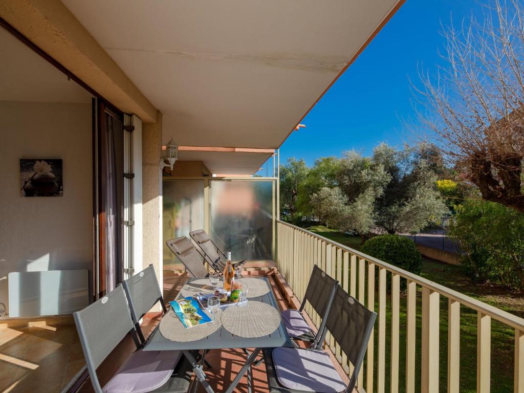 un patio avec une table et des chaises sur un balcon dans l'établissement Apartment Les Sables by Interhome, à Fréjus
