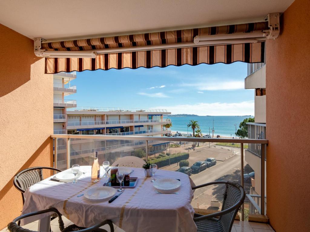 una mesa en un balcón con vistas al océano en Apartment Le Capitole-3 by Interhome en Fréjus