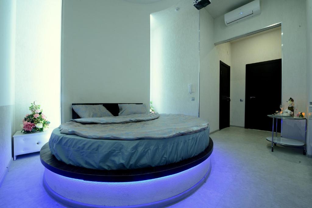 1 dormitorio con 1 cama grande en una habitación en Alex Hotel on Prosveshcheniya, en San Petersburgo
