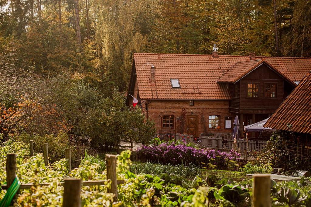 ein Haus und ein Garten mit Blumen davor in der Unterkunft Tabun in Danzig