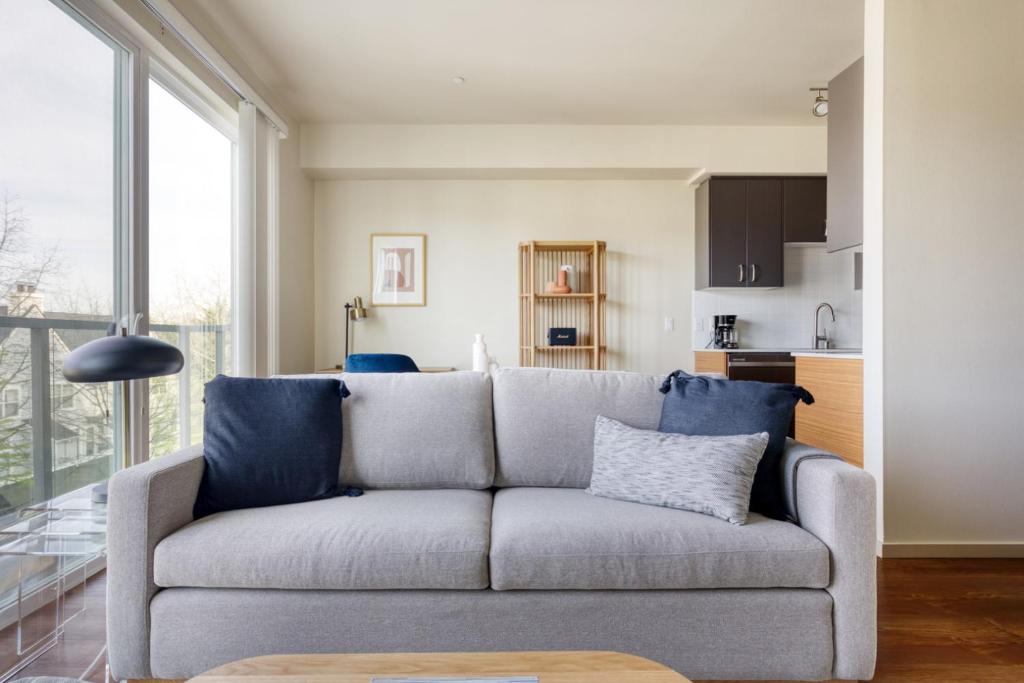 Posezení v ubytování Redmond 1BR w Gym WD Courtyard nr buses SEA-351