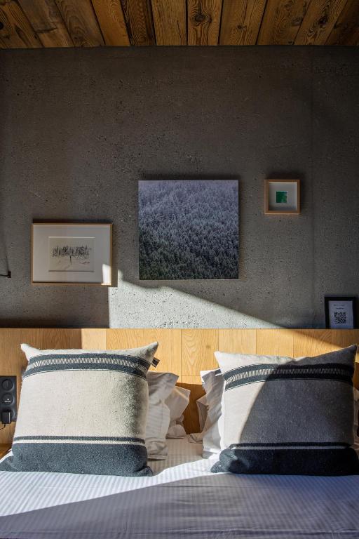 a bedroom with a bed with a wooden head board at Hôtel Restaurant Le Monêtier in Le Monêtier-les-Bains