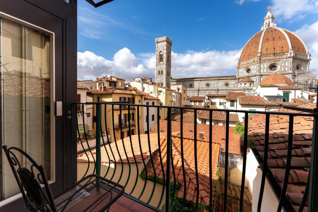 einen Balkon mit Stadtblick in der Unterkunft Firenze Rentals Corso 12 in Florenz