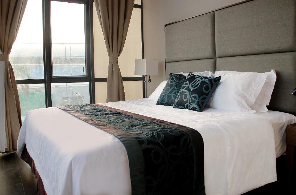 Postel nebo postele na pokoji v ubytování Golden Phoenix Hotel - Manila