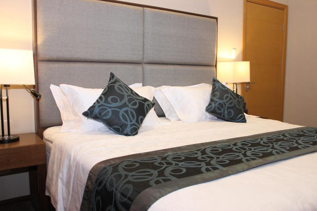 Postel nebo postele na pokoji v ubytování Golden Phoenix Hotel - Manila