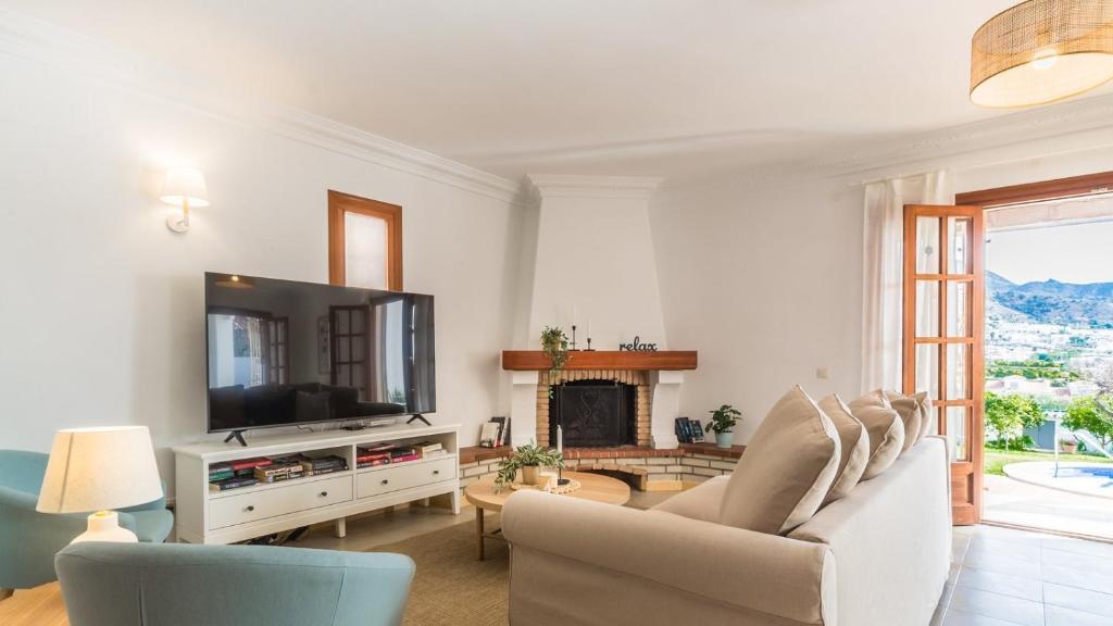 Televízia a/alebo spoločenská miestnosť v ubytovaní Villa Angeles Nerja by Ruralidays