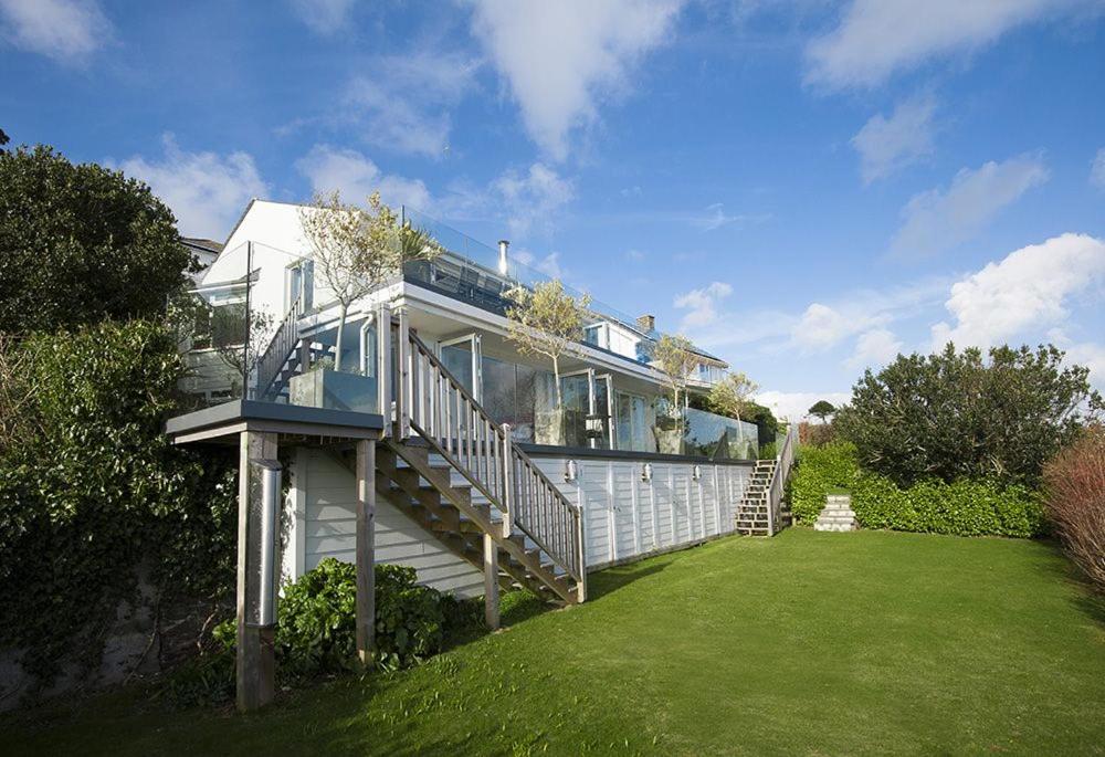 una casa grande con una gran terraza en el césped en Dreamcatchers, en Truro