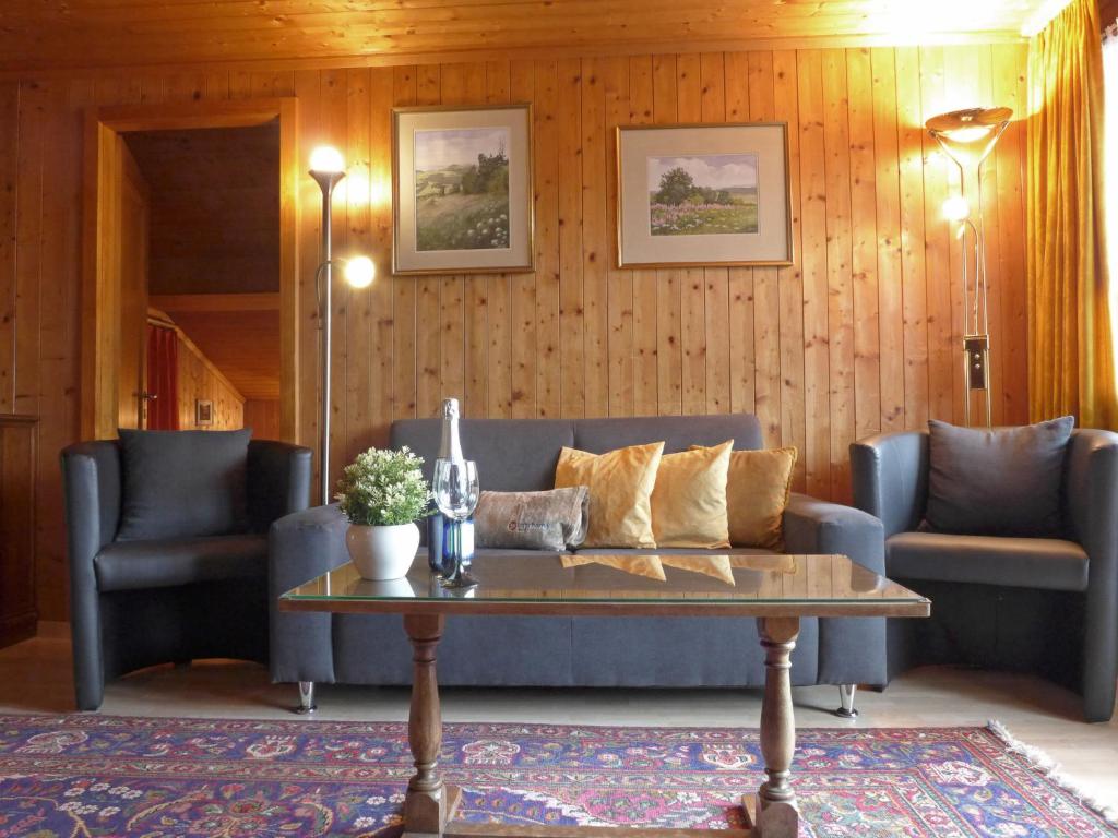 ein Wohnzimmer mit einem Sofa und einem Couchtisch in der Unterkunft Apartment Eigersonne by Interhome in Wengen