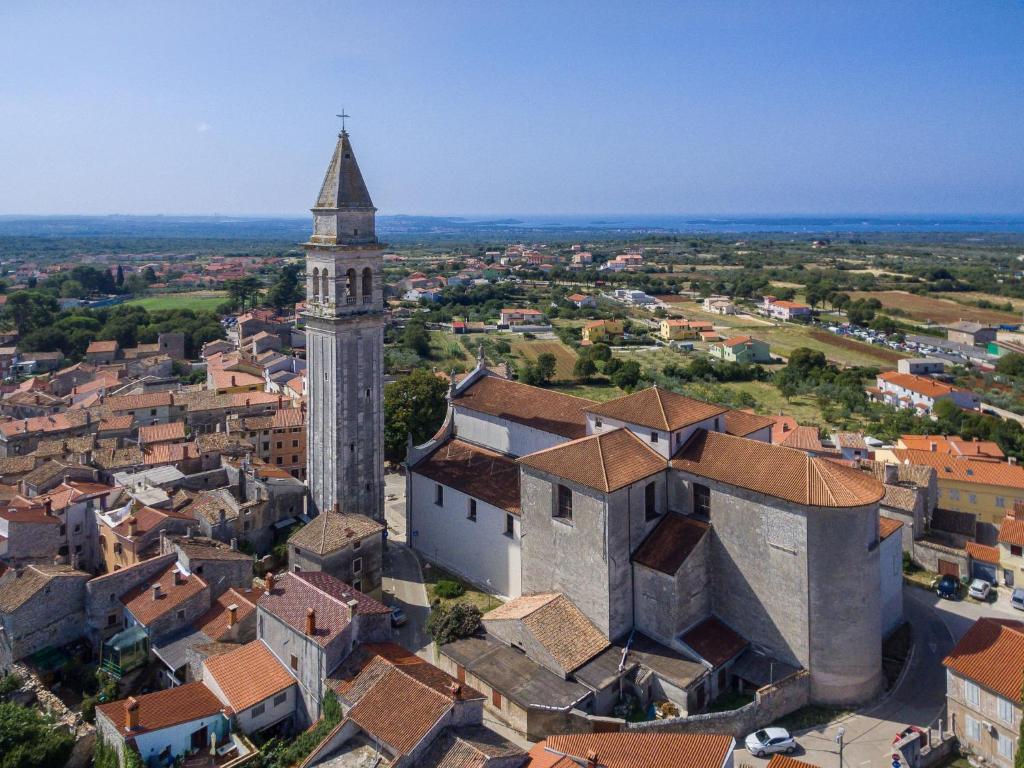 Nespecifikovaný výhled na destinaci Čabrunići nebo výhled na město při pohledu z prázdninového domu