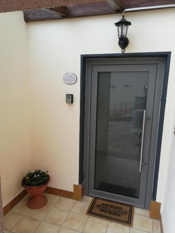 a large screen door on a wall with a plant at Ferienwohnung Klosterblick in Bastheim