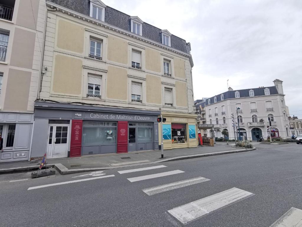 une rue vide dans une ville avec des bâtiments dans l'établissement Apartment Le Continental by Interhome, à Saint-Malo