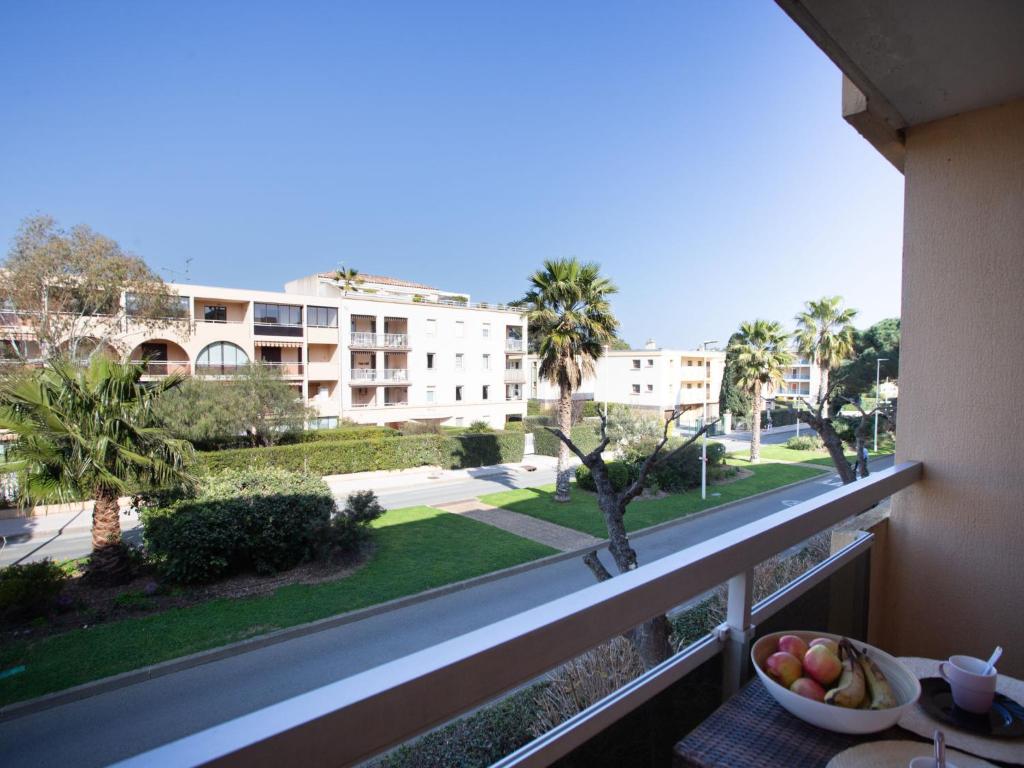 d'un balcon avec vue sur une rue et des bâtiments. dans l'établissement Studio Côte d'Azur-10 by Interhome, à Bormes-les-Mimosas