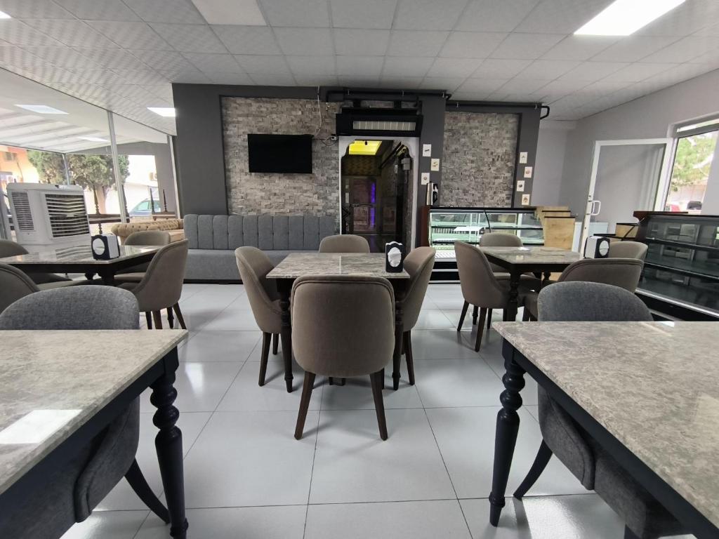 - une salle à manger avec des tables et des chaises dans l'établissement SKY HOTEL & APARTMENTS, à Antalya