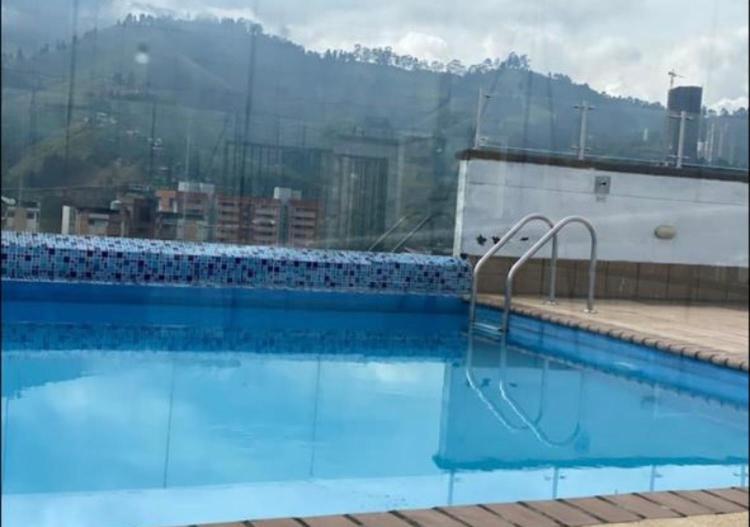 uma grande piscina com vista para a cidade em Apartamento confortable,lujoso y cómodo em Sabaneta