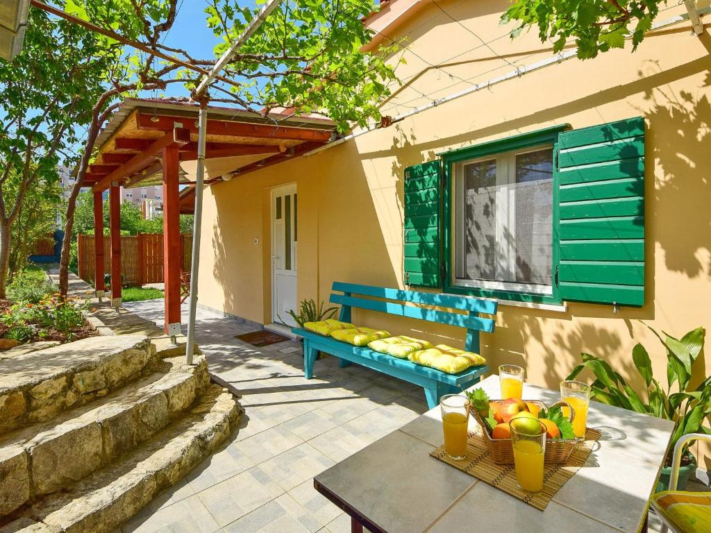 une terrasse avec un banc bleu et une table dans l'établissement Holiday Home Taja by Interhome, à Split