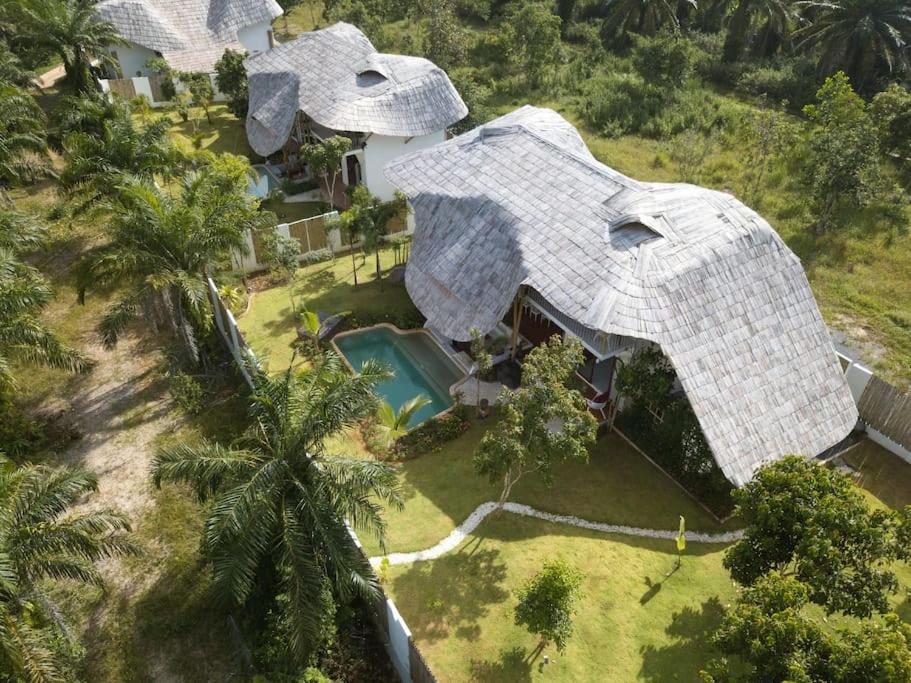 una vista sul tetto di una casa con tetto a forma di elefante di ALOE Ecological Boutique Villa 3 ad Ao Nam Mao