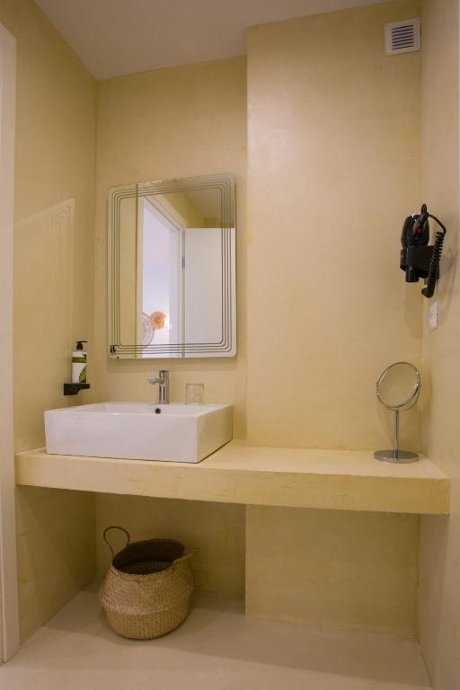 White Corner - Resim 12