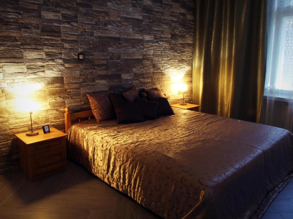 1 dormitorio con 1 cama y 2 lámparas en las mesas en Citihost Károly körút, en Budapest