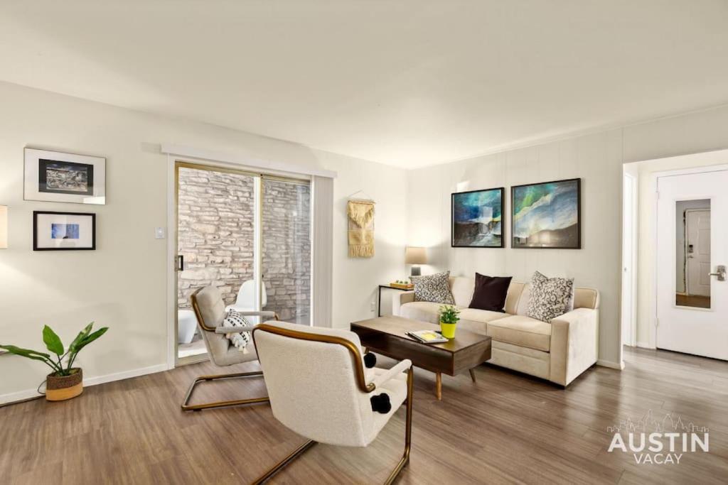 Posezení v ubytování Walk to the Golf Course 2BD Apt, Pool, and Parking