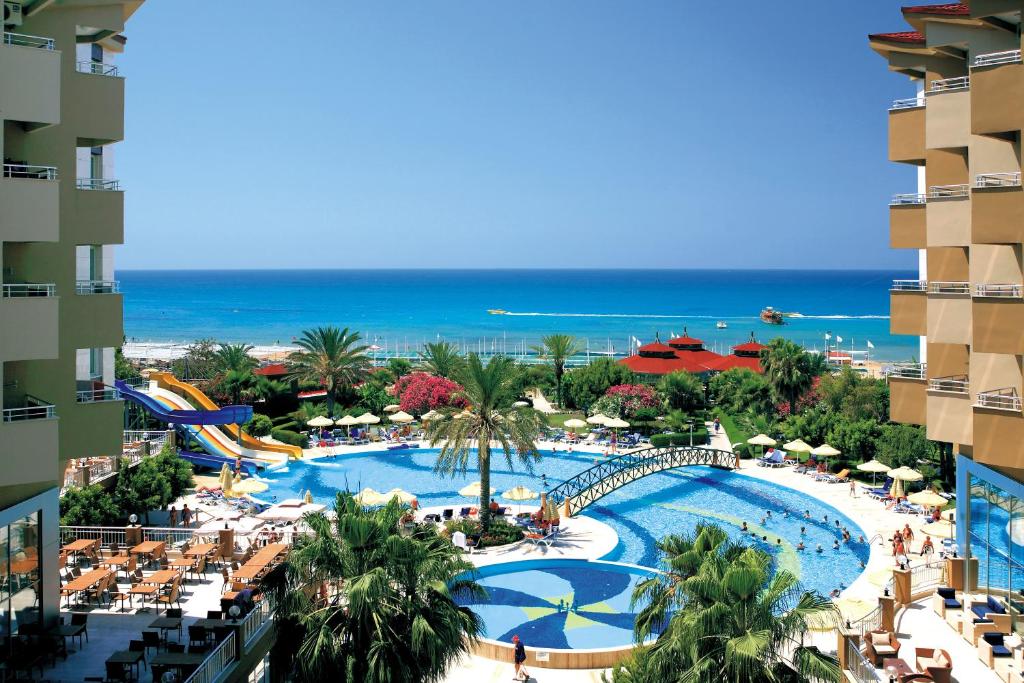 Bazén v ubytování Hotel Terrace Beach Resort All Inclusive nebo v jeho okolí