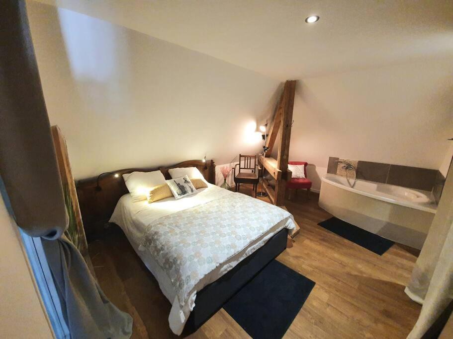 een slaapkamer met een bed en een bureau. bij La Tour du Bois fleuri in Colmar