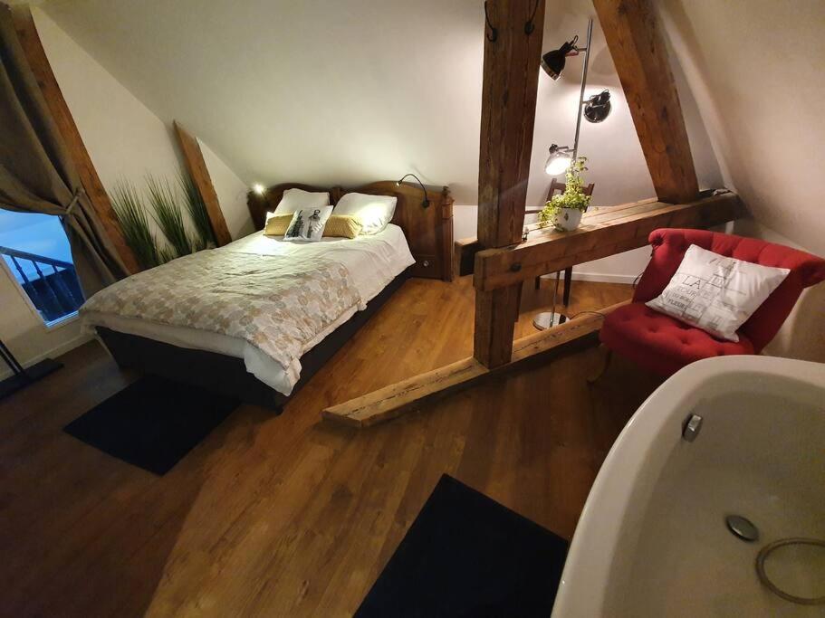 Posteľ alebo postele v izbe v ubytovaní La Tour du Bois fleuri