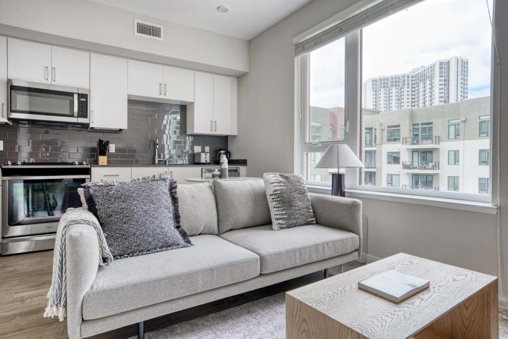 Emeryville Studio w Gym Pool Parking nr BART SFO651, Emeryville