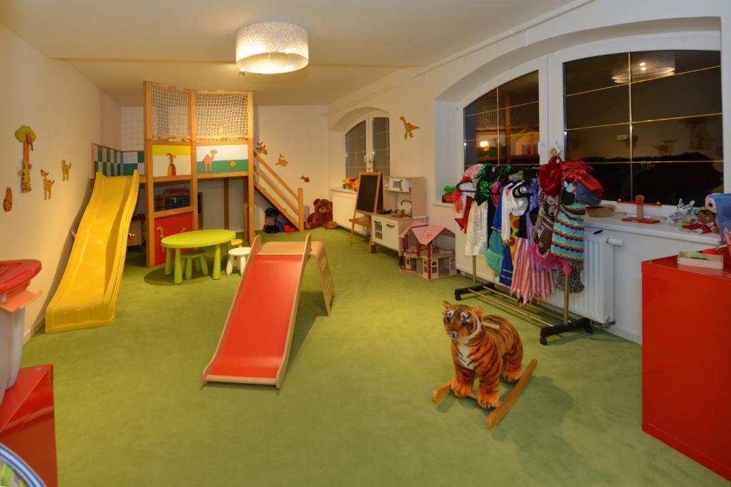 une salle de jeux pour enfants avec toboggan et une chambre avec dans l'établissement Wellness Pension Fulda Černý Důl, à Černý Důl