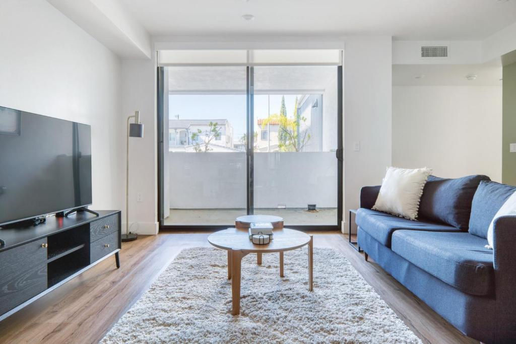 Apartment Hollywood 2br w bbq roof nr the Grove LAX1010, Los Angeles