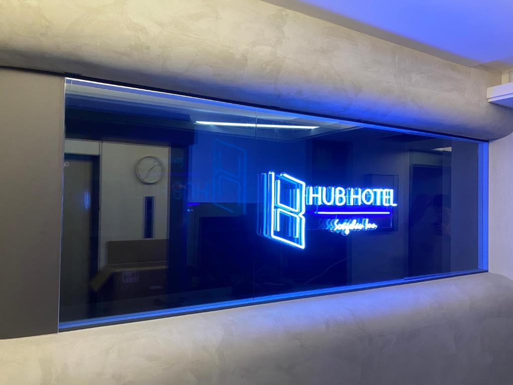 una ventana con un signo de hotel hilo en ella en Hub Hotel Songshan Inn en Taipéi