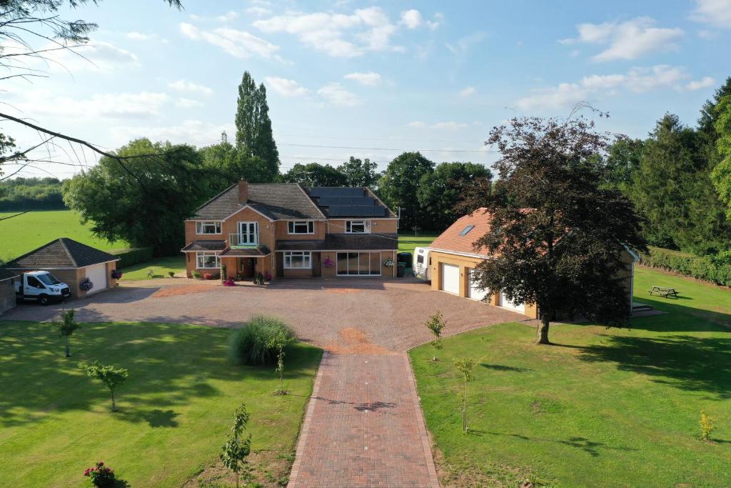 eine Luftansicht eines Hauses mit Auffahrt in der Unterkunft The Annexe at Bricket House in Malvern Link