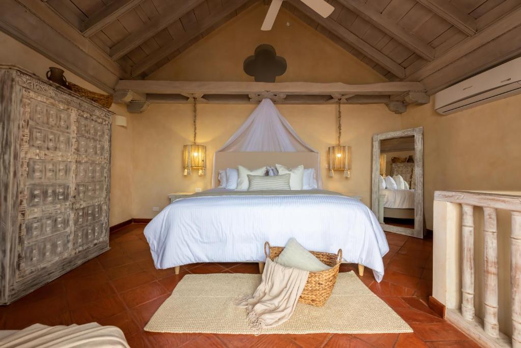 1 dormitorio con 1 cama grande en una habitación en Moet Cartagena Hotel Boutique en Cartagena de Indias
