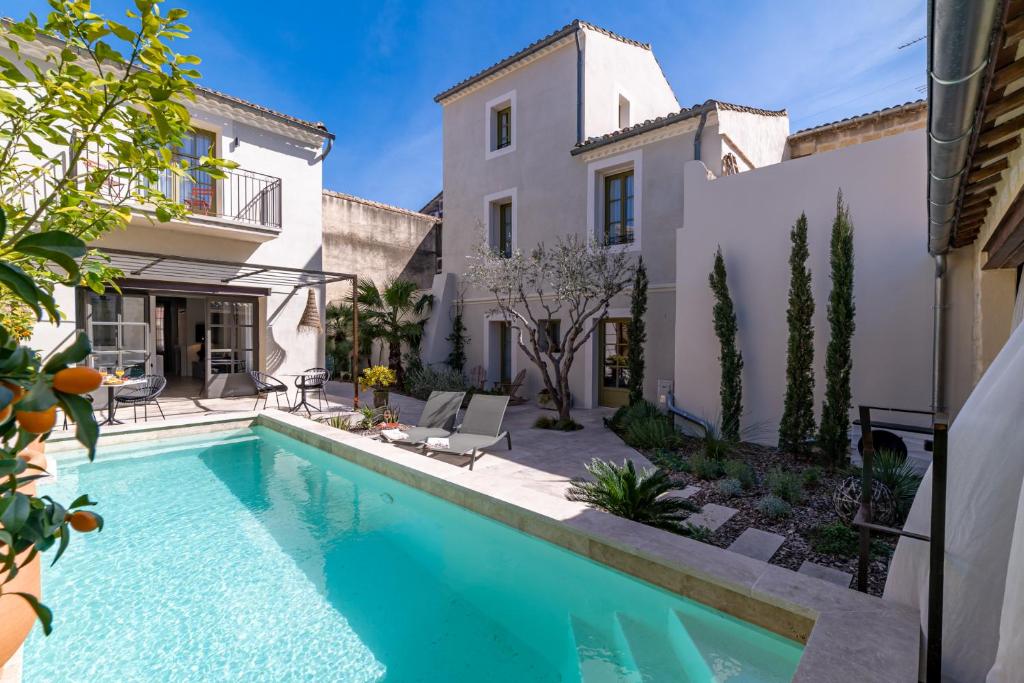 a swimming pool in the backyard of a house at Marcelle en Camargue in Aigues-Mortes